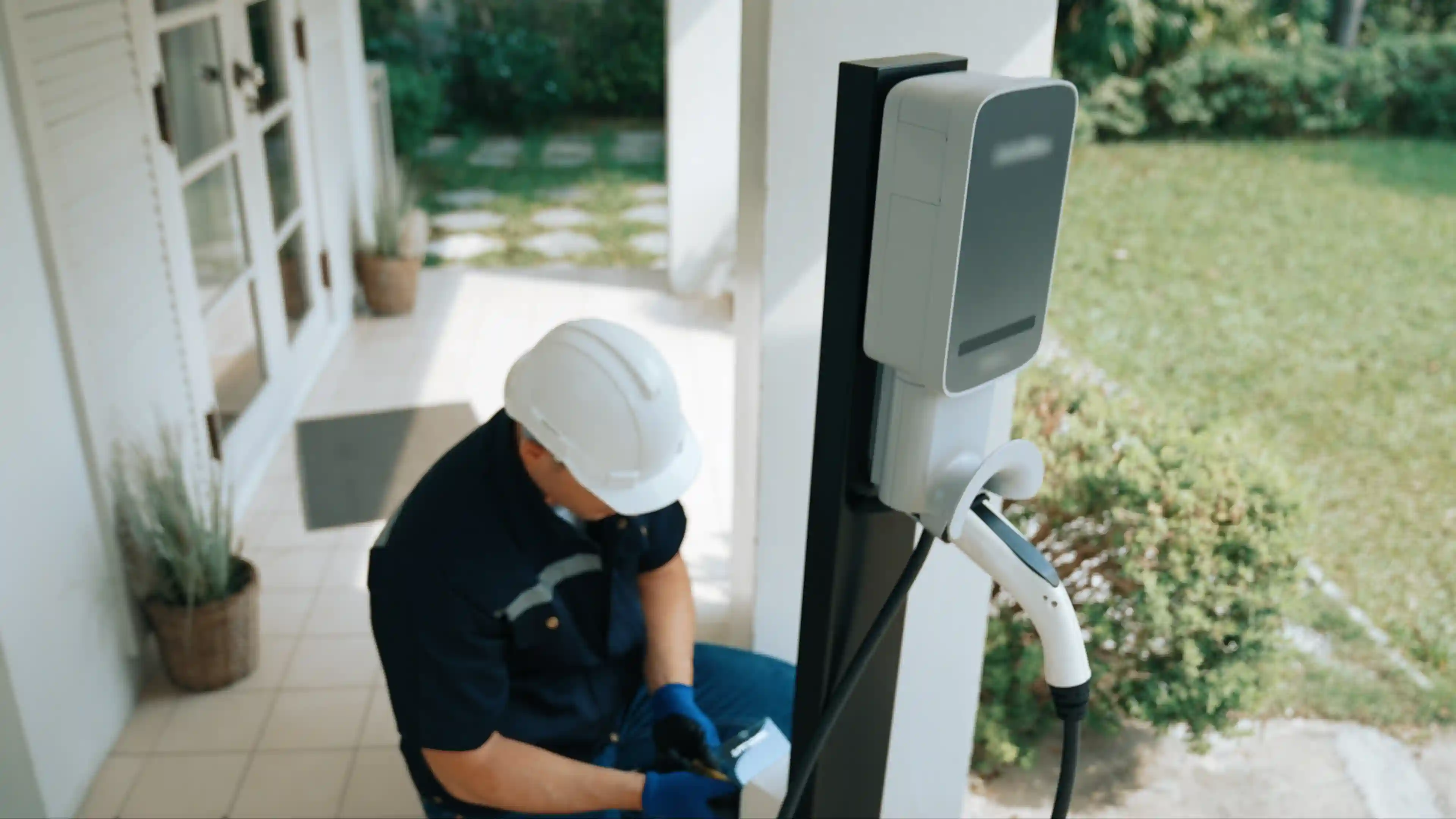 Techniker bei der Installation
